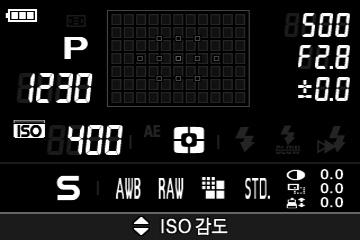 예를들어, ISO 설정을 400 으로맞추고싶을때는, 버튼을눌러기능표시를나타나게한후버튼을눌러기능설정 2 로변환을하여표시를전환합니다. 4 방향컨트롤버튼중 버튼을이용해 ISO 설정을선택한후 버튼을눌러 400 으로설정합니다.