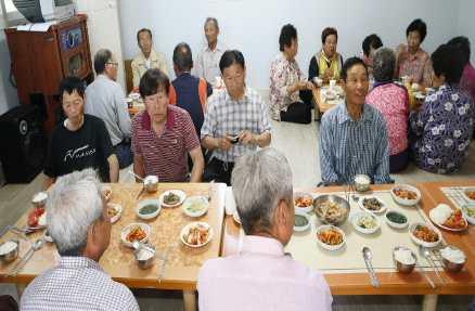 보성군, 농번기마을공동급식확대시행 - 농업인일손덜고이웃간친목도모로큰호응 - 보성군은농번기철여성농업인의가사부담을줄여주고집중적인영농참여로농업생산성향상을위한마을공동급식을확대시행하고있다. 올해는 73개마을중급식시설 인력부족등으로그동안사업에참여하지못했던 7개마을을선정해반찬배달서비스를새롭게추진하여간편하게마을공동급식을할수있게됐다.