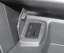 y 프론트모니터전면에무리한충격이나직접적인압력을주면액정판넬및터치스크린판넬이파손될수있습니다. 프론트보관함좌측에는 USB 와 AUX 잭이있습니다.