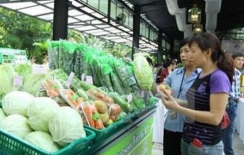 닐슨에따르면최근베트남에서 " 깨끗하다 " 거나 " 안전 " 상품은 4% 의높은페이스로성장하고있으며특히식품이나음료는증가율이높다. 닐슨 베트남의댄토우이하퍼씨는기업은경쟁력을높이려면 " 녹색브랜드 " 의구축을중시해야한다, 사회와환경에대한책임을완수함으로써소비자의신뢰를확립할필요가있다고말했다.