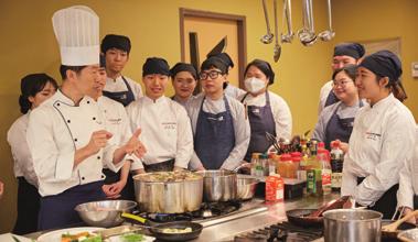 SCHOOL OF CULINARY ARTS 조리전공 모집인원 70 명 전공소개조리전공은단지음식을만드는조리기술을넘어음식의다양한가치를실현하면서자신의삶을디자인하는창의적셰프양성을목표로합니다. 창의적셰프양성을위해음식만드는방법을보여주면그것을따라실습하는수동적훈련이아니라, 식재료의특성을이해하고학생들이스스로재료와조리법을창의적으로결합할수있는프로젝트수업을실시합니다.