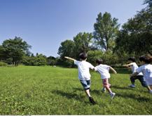 주 민 지 원 시 설 입주민이 필요에 따라 다양하게 운영할 수 있는 공간으로 설계됩니다. 어 린 이 놀 이 터 다양한 놀이기구를 설치하여 아이들을 위한 즐거운 공간을 조성합니다.