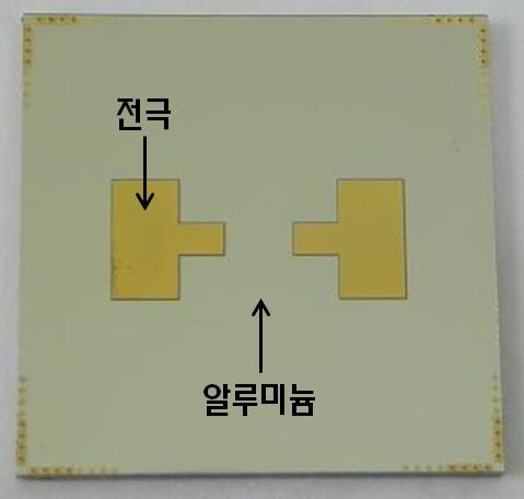 [ 그림 3] 패키기기판의단면 SEM 사진 [Fig. 3] Cross sectional SEM photograph of package substrate (a) 알루미늄기판 (a) 알루미늄기판 (b) 알루미나기판 [ 그림 4] 제작완료된 COB 패키지기판 [Fig.