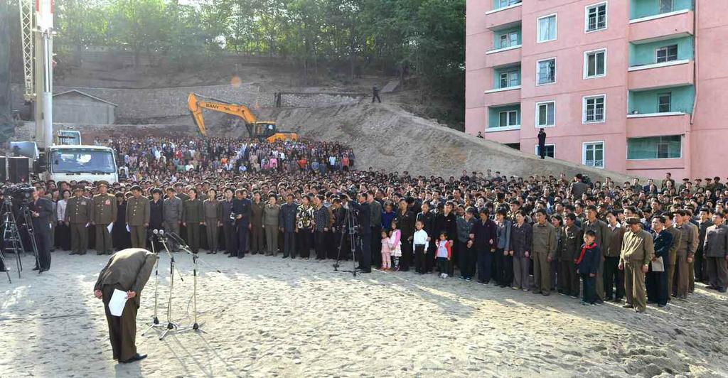 기자 : 농업부문일군들이모내기질보장에서선차적으로힘을넣어야할문제는무엇인가. 부국장김창길 : 써레치기를기술적요구대로하는것이다. 써레치기의질이자모내기질이라고말할수있다. 올해에영양단지모, 영양랭상모를비롯한어린모를많이내는조건에서써레치기를질적으로하여논판수평을잘보장하는것이중요하 농업성일군들과나눈이야기 다. 써레치기는논판의높낮이차이가 2~3 cm아래로되게반듯하게해야한다.