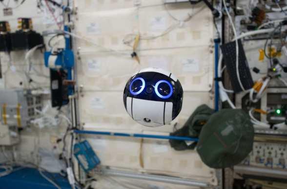 3D Printer Industry Survey 들을출력하고드론기술과의연계를통해제작된인트볼 (Int-Ball) 이국제우주정거장 (ISS) 에서본격적인활동을실시하였다. 국제우주정거장내부를떠다니면서관제센터나 ISS 내에서우주인들의명령을수행할계획으로동영상과이미지를지구관제센터로실시간으로전송할계획이다.