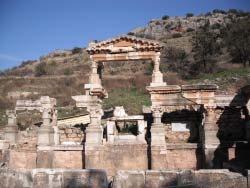 Page 10 of 31 트라아누스샘 고대도시에페소 (Efesus) 에페소는기원전 1500-1000년사이에처음세워졌다고알려져있다. 전설에의하면아테네왕자안드로클로스 (Androkl os) 의지휘하에그리스의이주민들이아나톨리아에처음정착하게되었는데그때그가현인들에게그들의새도시가어디에세워질것인가에대해물었다고한다.