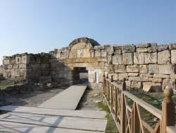 Page 6 of 31 히에라폴리스 성스러운도시, 히에라폴리스 (Hierapolis) 히에라폴리스는기원전 190 년에페르가몬의왕조였던유메네스 2 세에의해처음세워져로마시대의온천지로서 2,3 세기에가장번영했던고대도시다. 기원전 130 년에이곳을정복한로마인은이도시를 성스러운도시 ( 히에라폴리스 ) 라고불렀다. 그리스어 히에로스 는신성함을뜻한다.