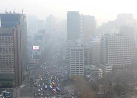 Ⅰ. 겨울철시작과함께고농도미세먼지발생빈번 겨울이시작되면서중국발스모그와함께고농도미세먼지발생 중국의겨울난방과함께최악의대도시스모그발생 우리나라에도영향 겨울철이시작되면기후적인영향으로연무에의한미세먼지발생이증가하고 여기에중국으로부터의스모그영향이겹쳐우리나라의미세먼지농도가치솟는경우가빈번하게발생 서울상공을뒤덮은중국발스모그 중국발스모그에의한서울지역시간별미세먼지농도변화 자료