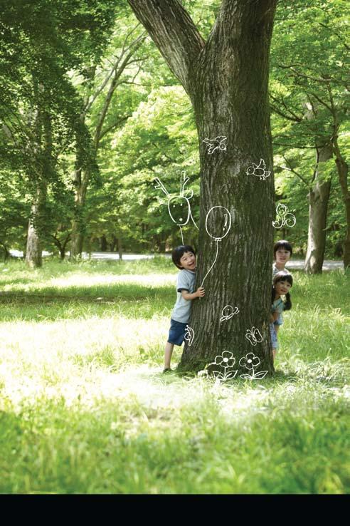 2012 광고우리강산푸르게푸르게 숲단체들과의긴밀한파트너십유한킴벌리는건강한숲운동을활성화하기위해숲단체를후원하고있습니다. 2011년 9월에는유한킴벌리가건립후원을했던숲센터의개소식이있었습니다. 이와관련하여유한킴벌리는재단법인한국숲으로부터센터설립에기여한공로로감사패를받았습니다.