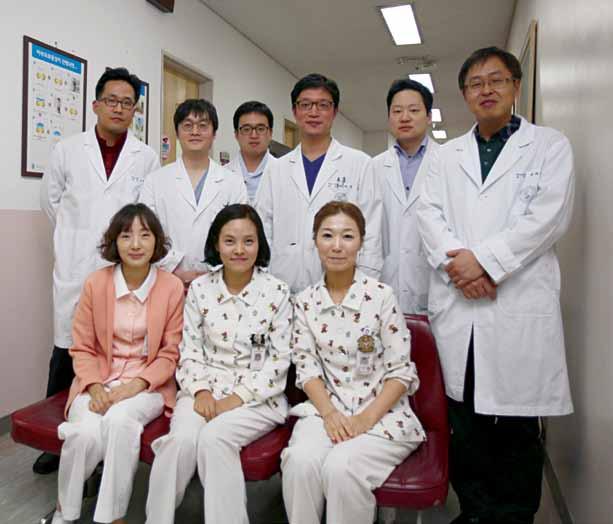 Korea University Ansan Hospital News No.32 January / February, 2012 03 ISSUE 안산의드림팀, 비뇨기과! 비뇨기수술 700 례돌파! 2011년한해동안안산병원비뇨기과에서이뤄진수술건수가지난 12월말 720례를기록해이목이집중되고있다. 안산병원비뇨기과의료진은교수 3명, 레지던트 2명, 인턴 1명으로총 6명.