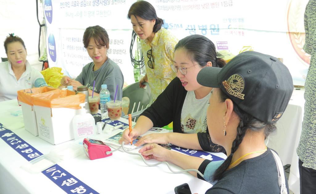 안양샘병원은 지난 9월 15일부터 16일까지 이틀간 평촌중앙공원에서 열린 안양시민 축제 에서 축제에 참여한 시민들을 대상으로 혈압 혈당 측정 및 건강 상담, 기념품 증 정 등으로 병원 홍보를 실시했다.