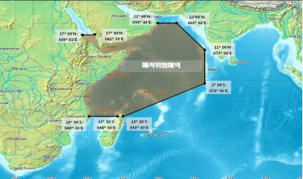 해사안전정책동향 소말리아해적, 우리선박에는어림없다 - 실제와같이항행중인선박에서민 관 군합동해상훈련실시 - 국토해양부 ( 장관 : 권도엽 ) 는 4월 12일 ( 목 ) 14시경거제인근해상에서 " 민 관 군합동으로소말리아해적대응해상훈련을실시했다 " 고밝혔다. 선박에침투후해적을진압하고선원대피처에대피한선원을구출하면서이번훈련이마무리되었다.