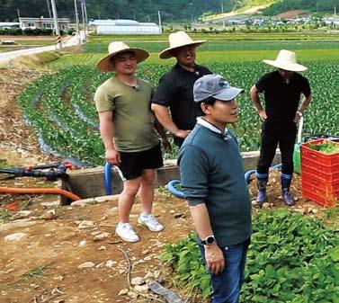 4 이번에는음식의시작이라할수있는식재료로돌아가농부와어부등건강한먹거리를만드는 1차생산자의이야기를담았다.