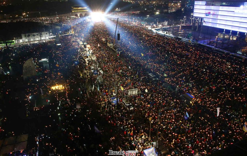 인터넷, 스마트폰의보급화등을통해 SNS(Social network services) 가발달하게되면서밀레니얼세대는자신의견해및사상등을시간적, 공간적제약없이자유롭게표현하고공유할수있게되며이전세대보다사회적, 국제적, 환경적이슈등을쉽게접하고참여할수있게되었다. [ 그림1] 금모으기 [ 그림2]