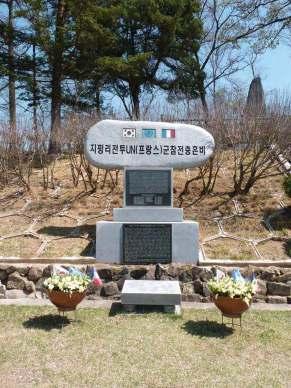 지평리 - SITE DE CHIPYONG-NI 가장오래된기념비는 1957 년 7 월 15 일에대한민국 5 사단이건립한지평리전투 UN- ( 프랑스군 ) 군참전충혼비이다. 2006 년, 프랑스군및미군참전기념비가세워지면서이 구역도재정비되었다. 길쭉한돌의모양을한이충혼비 ( 왼쪽사진 ) 는 2006 년 9 월에건립되었다.