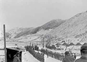 가평기지, 1951년 12월단장의능선에서전사한구필대위의이름을딴다리준공식 Au camp de Gapyeong, décembre 1951. Inauguration du pont Capitaine Goupil tué à «Crèvecœur».