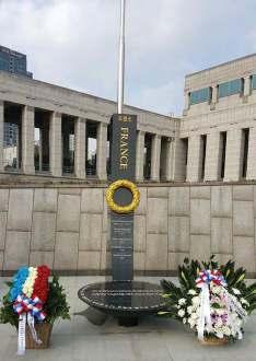 프랑스대대 서울전쟁기념관 - SITE DU MEMORIAL DE LA GUERRE DE COREE A SEOUL 2015년 11월, 한국전에참전했던유엔군을추모하는유엔참전국기념비가각국국기와함께설치되있다. 이기념비에는각국별참전인원및전사자수가새겨져있으며, 기념비에아래와같이적혀있다.