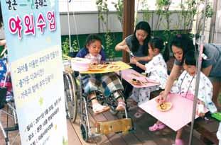 유방암 환우 위한 정기 노래교실 열어 소아 청소년 환자 대상 야외 미술치료 진행 고대 구로병원이 유방암 환우들을 위해 아주 유쾌 고대 구로병원은 5월 30일(월) 오후 3시에 본관 11 한 노래교실 을 마련했다.