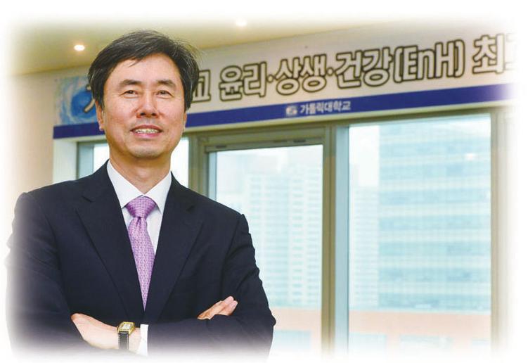 엄격한규정은사람들로하여금생각하는수고를덜어주지만도덕적판단의기회를없애고, 도덕적사고를퇴화시킨다. 이로인해우리는윤리경영매뉴얼의노예가되기쉽다. 우리는동시에준법의역설 (Paradox of Compliance) 을극복해야한다. 주인의식이없으면준법의이름으로기회주의가난무할수있다. 그러면기회주의를방지하는또하나의규칙을만든다.