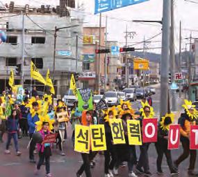 기후변화로인한이상기후때문에부모펭귄들이먹이를구하기어려워졌고, 결국추위와굶주림으로아기펭귄들이한꺼번에목숨을잃은것입니다.