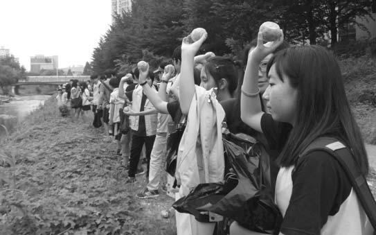 경기도환경보전협회 환경봉사단수질보전활동및에코투어실시 경기도환경보전협회 ( 회장홍지호 ) 에서는경기도환경봉사단을대상으로지난 7월부터 8월사이3회에걸쳐 200여명이참여한가운데 EM 흙공만들기및던지기,