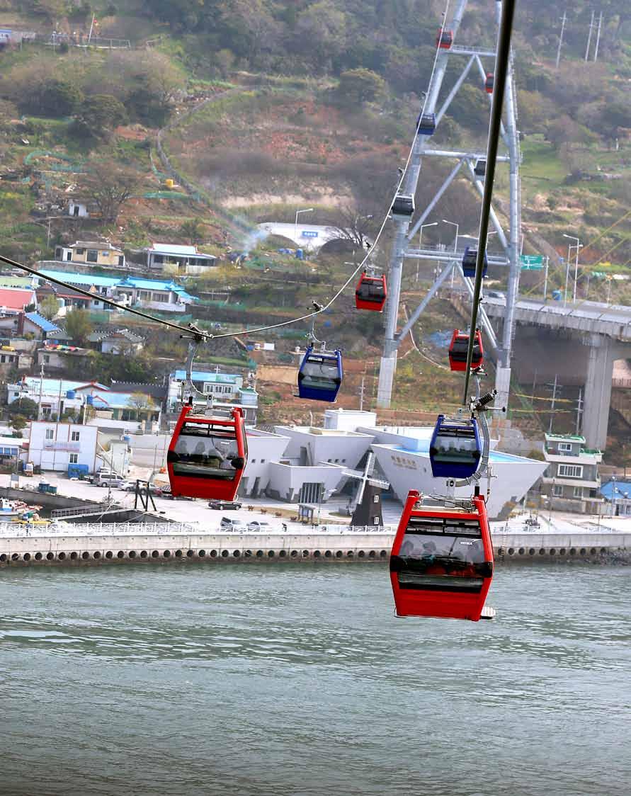 여수해상케이블카는오동도입구자산공원에서부터돌산도돌산공원까지 1.5km구간의공중을가로지른다. 바다위를지나는구간은 650m다.