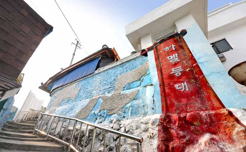 고소동천사벽화마을골목길은특별하다. 오래된항구도시의고지대에서는여수의역사와문화가담긴벽화뿐만아니라여수의쪽빛바다와일몰을감상할수있다. 해상케이블카와함께여수의새로운명물로꼽히는곳이바로 천사벽화마을 이다.