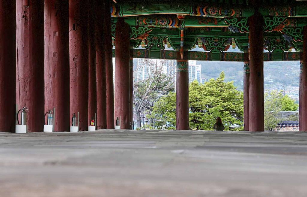 여수의과거와현재, 그리고자랑 여수는역사성이강하게배어있는고장이다. 이순신장군의발자취를따라가보는것도이지역여행의묘미다.