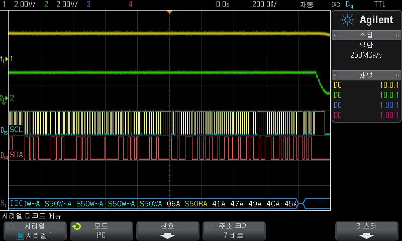 I2C/SPI 트리거링및시리얼디코드 23 참고 이설정으로안정된트리거가얻어지지않는경우, I2C 신호가너무느려오실로스코프가자동트리거를실행하고있는것일수있습니다. [Mode/Coupling]( 모드 / 커플링 ) 키를누른다음모드소프트키를눌러트리거모드를자동에서일반으로설정하십시오. 수평줌창을사용하면수집된데이터를손쉽게탐색할수있습니다.