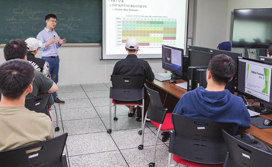 이를 위해 본 학과는 정보보안기술에 대한 입체적 교 육과정을 제공하고 있으며, 전체 교육과정이 창의적 사고 능력의 향상과 실 무 중심의 기술 교육에 집중하고 있습니다.