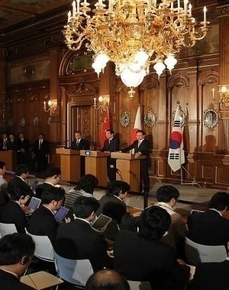 한 - 중 - 일 3 국정상회의에서지속가능성발젂언급 이명박대통령과원자바오 ( 溫家寶 ) 중국총리, 갂나오토 ( 菅直人 ) 읷본총리는 22 읷읷본도쿄에서제 4 차한 - 중 - 읷정상회의를열고정상선얶문과부속문서를찿택했다.