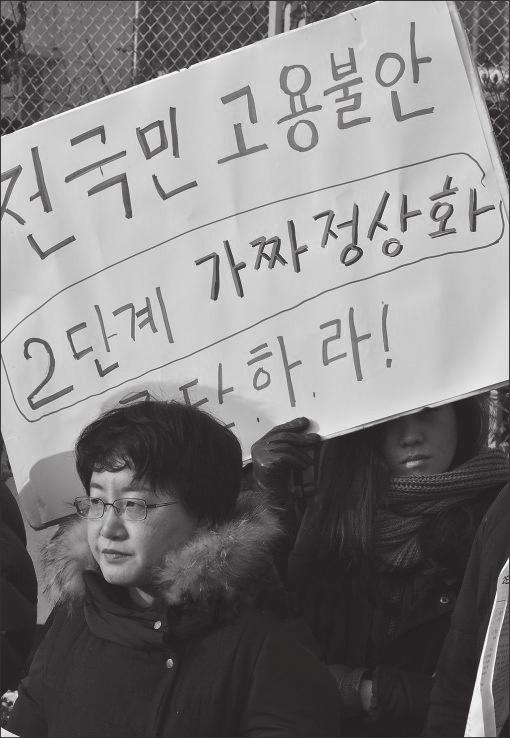 인력난이심한업종 을대상으로파견확대계획을도입하는것도정부계획에포함돼있다. 55세이상고령노동자파견고용전면허용은 고령노동자들의저임금 불안정노동화 60 세정년연장법의효과감소 전체노동시장의심각한하향평준화촉진등의문제점을낳는다. 그렇지않아도심각한고령노동자들의빈곤을더욱악화시키게된다.