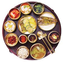 hanjeongsik [ 한정식 ] E The traditional hanjeongsik is a set meal with an array of side dishes served with rice and soup.