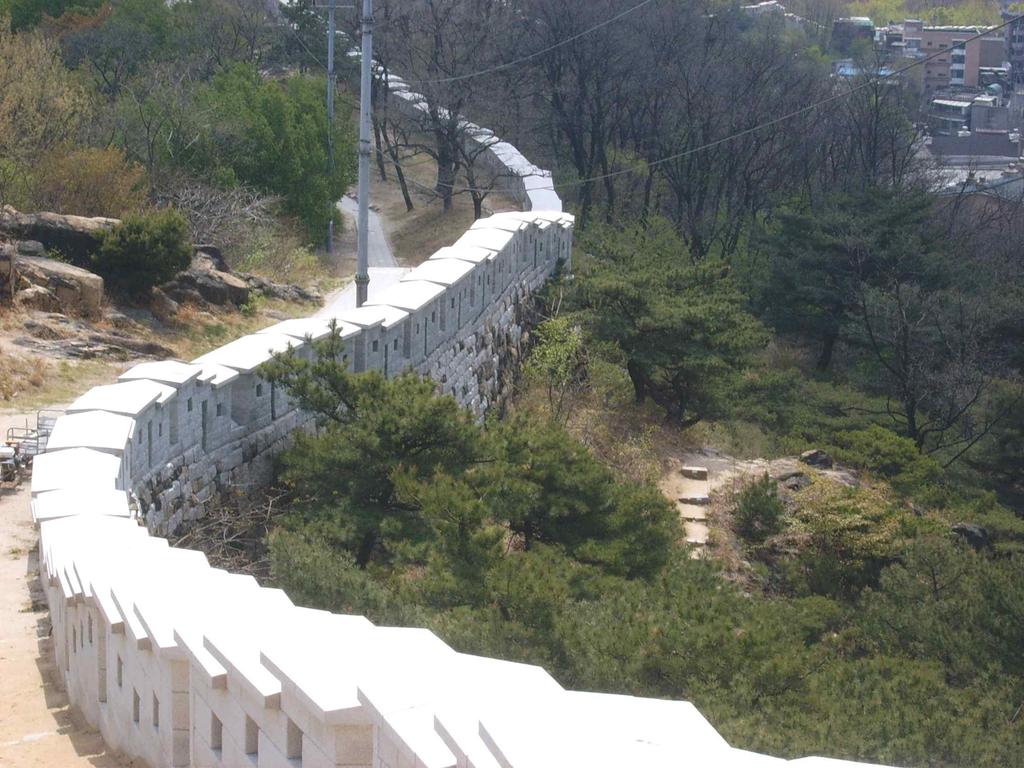 주변현황서울성곽은높이 척 약 둘레 만 천 백척 약 으로서울의네산인북악산 인왕산 남산 낙산을잇고있다 인왕산은해발 에불과하지만백년전까지만해도호랑이가살았다고전해왔었다 산에오르면서울시내와달리맑은공기를느낄수있고정상에서서울시내를한눈에굽어볼수있는것이인왕산의큰매력이다 인왕산은 년 월에김신조등의무장간첩들이청와대를습격하는길로사용되어 년 월까지