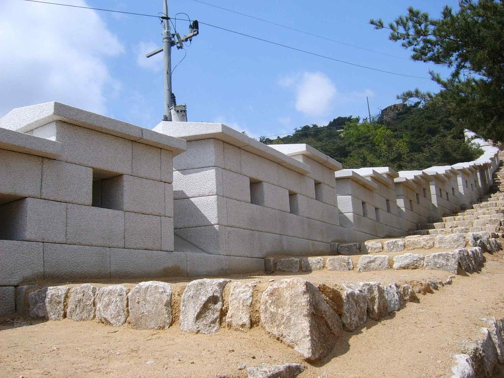 이구간은청와대경비를위해초소와참호들이성곽상단에설치되어있어성곽의복원을위해서는이들시설물에대한대책이선행되어야할상태이다 년인왕산주변의성곽및여장에대한기본설계가이루어졌다 이를토대로 년부터연차사업으로이구간의정비사업이시행되어왔다 단계 단계구간은정비가완료된상태이고 단계구간은현재정비사업이진행되고있다 금회정비구간은 단계구간이며인왕산정상부분의구간만남아있다