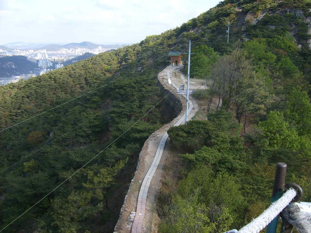 곳의약수터등인왕산은자그마하지만어디에도뒤지지않는배어난산세를가지고있다 정비대상현황서울성곽 단계구간이완료되는 지점이암반이시작되는곳으로여기를시점으로하여인왕산정상방향으로암반을포함한총 를정비대상구간으로한다