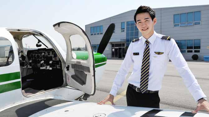 항공운항학과 Flight 꿈의질주로의첫걸음 with Your Dream INTRODUCTION. 항공운항학과는우수한조종사및운항관리전문인력양성을목적으로전학년 (1~4학년) 에걸쳐학과교육을심화학습하며, 조종실기교육은 3-4학년에집중하여실시함으로써교육효과를높이고있습니다.