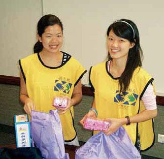 교회복지계획 : 자립과봉사 75 주년기념 홍콩에사는청녀들은이재민들이기본생활을영위할수있도록돕고자비누와기타위생용품을꾸리고있다. 다른이를위해봉사하고자마련된봉사활동들은사람들사이에유대를돈독하게만들고그리스도와같은성품을기를수있게한다. 멕시코에사는후기성도젊은이들이이웃들의주거환경개선을위해집을청소하고있다.