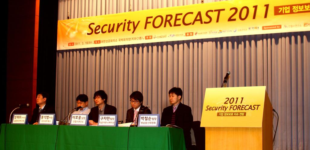 DDoS 공격대응을위한 Security Forecast 2011 패널토의현장 ( 왼쪽부터 ) 성재모금보원본부장, 홍석범씨디네트웍스차장, 이호웅안철수연구소시큐리티대응센터실장, 구자만다음커뮤니케이션보안팀장, 박철순방통위네트워크정보보호팀장 한편박철순팀장은 " 이번공격까지는유선인터넷의공격이라고볼수있다 " 며 "