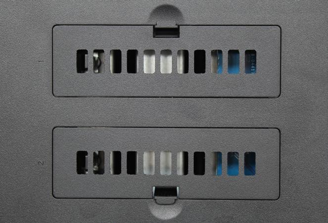 손상을방지하기위해 DiskStation 에연결된모든케이블을분리합니다. 2 SSD 슬롯은 DiskStation 의하단에있습니다. 3 설치할모듈을보호하는뚜껑 2 개를제거합니다.