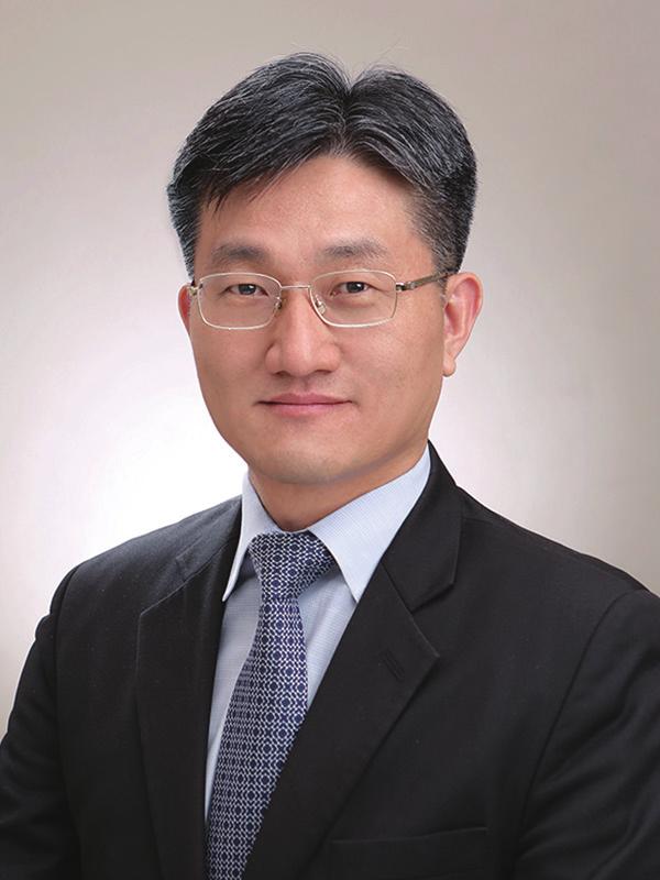 Patent attorney Patent attorney 최명섭 정의환 기계부문대표변리사 mspata@swpat.com 전자부문대표변리사 ehjung@swpat.com 최명섭대표변리사는특허법인신우의역사와함께해왔습니다.