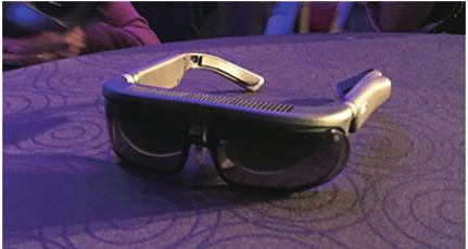 퀄컴의 10나노스냅드래곤 835 애플리케이션프로세서 (AP) 를탑재한이제품은 VR과 AR을동시지원한다. 기본은 AR지만, VR 기능을켜면안경을쓴채로 VR 영화를감상할수도있다. R-8은일반소비자용, R-9은의료나물류등산업현장에서사용할수있는고급제품이다.