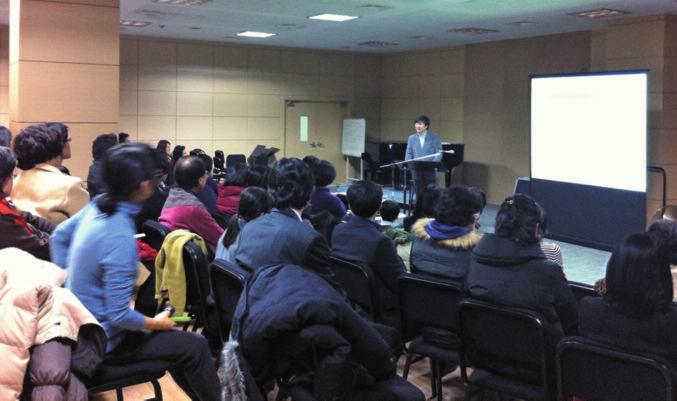 공연을 원하는 기관 및 단체는 누구나 신 청할 수 있으며, 사회복지시설 및 기타 공 연장 접근이 어려운 문화소외계층과 관내 교육기관 및 기업체를 우선 선정한다. 신청기간은 상 하반기로 나눠 상반기 1월 2일부터 27일까지, 하반기 6월 2일부 터 27일까지 접수한다. 연간 1회 공연이 원 칙이지만 필요 시 수시신청도 가능하다.