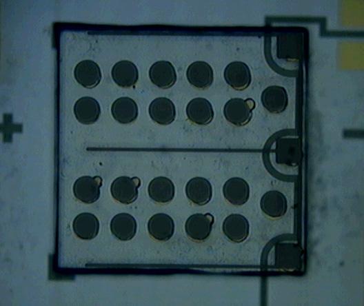 칩의형태에따라 epi-up 방식의논플립칩 (non-flip chip) 과 epi-down 방식의플립칩 (flip chip) 으로나누어방열설계가진행되며각각 Au 범프와패드를칩의실장에따라디자인하여열설계를할수있다. 그림 10은칩본딩 ( 논 그림 11. LED 패키지칩디자인 ( 플립칩 ). 플립칩 ) 에따라설계가능한칩디자인을제시한그림이다.