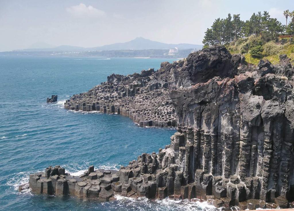 제주의이색바다 짙은푸른물빛을띠는바다와깨끗한에메랄드빛의바다, 모래알하나하나까지보이는투명한바다가있는제주. 제주도의푸른바다하면떠오르는대표적인코발트색바다가펼쳐진협재해변은제주공항에서노형로를따라 1시간 20분을가야하며, 백사장이유독넓어서해변승마나해상레저를즐기는사람도많다. 중문관광단지내해변에는육각형, 삼각형모양의돌기둥들이병풍처럼펼쳐진지삿개주상절리가절경을자랑하고있다.