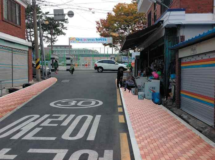 학부모들은어린이교통사고의주된원인으로 위는불법주 정차로인식하고 있으며학교주변의불법주 정차단속으로으로인해안전사고에예방할수