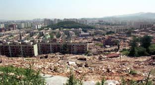환경성석면노출과건강문제 71 1997 년 8 월 14 일경기도광명시철산 4 동모습대규모재개발사업의주택철거현장.