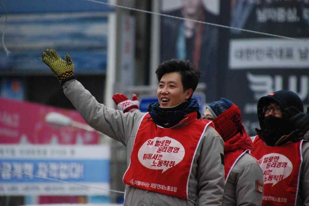 조합원의자발성을끌어내는비법 노동조합활동의주인공은조합원인데, 어떻게살아움직이는노동자, 노조활동을만들거냐가 관건인것같아요. 그래서끊임없이교육토론, 특히토론을중시해서하려고해요. 또간부순환이있어요. 저희는본조나지부는간부를 2년이상못해요. 그렇게하는이유는새로운간부육성, 그리고희망연대노조가지역연대활동을많이하잖아요. 그런활동을전임들이담당하도록해요.