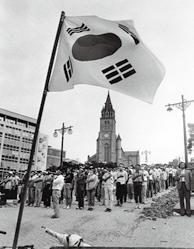 명동성당농성은시민의치열한토론과 투표끝에자진해산으로끝났지만, 민주화를향한열망과의지를국민모두에게알림으로써 6 월민 주항쟁의구심점이되었다.