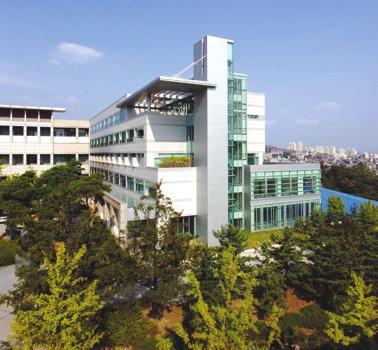 College of Law 법학부 기업융합법학과 법과대학 노블리스 오블리주를 실천하는 법률 전문가 양성 법과대학은 1946년 상해임시정부요원이 설립한 최초의 민립대학 법학과로서 그동안 법학계는 물론이고 사법 행정